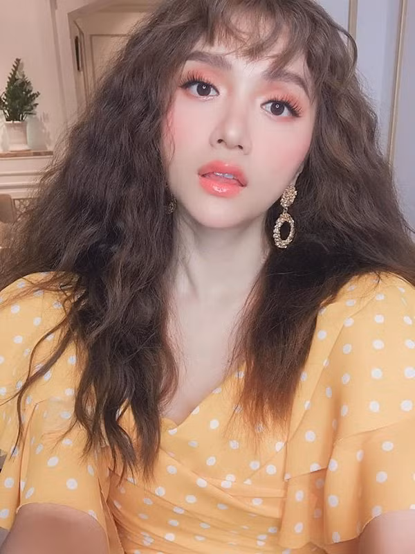 Vẫn là mái tóc xoăn dài bồng bềnh với tóc mái mưa cực xì teen.