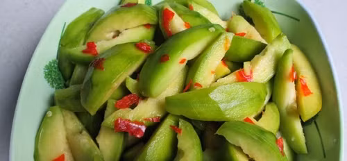 Quản lý cholesterol: Quả cóc chứa nhiều vitamin C, giúp chuyển hóa cholesterol có trong cơ thể thành axit mật. Bằng cách chuyển hóa cholesterol, nồng độ cholesterol trong máu sẽ được cân bằng, nhờ đó giữ cho mức cholesterol được kiểm soát trong một sự cân bằng lành mạnh.