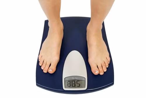 Hỗ trợ giảm cân: Một lợi ích của quả cóc là giúp giảm cân. Bằng cách cung cấp các chất dinh dưỡng thiết yếu cho các chức năng của cơ thể, quả cóc giúp bạn cảm thấy no do chất xơ; và hàm lượng nước cũng mang lại cảm giác no và ngăn bạn ăn quá nhiều.