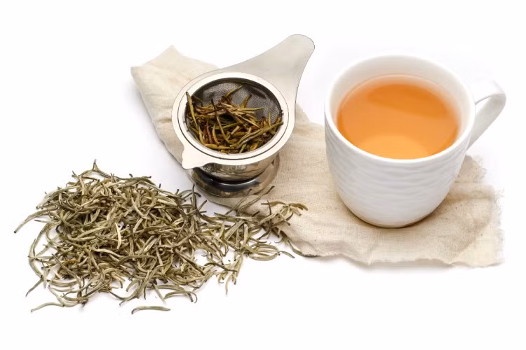 Giúp giảm cân: Cũng giống như trà xanh, trà trắng giúp đốt cháy chất béo và giảm cân. Chiết xuất trà trắng hỗ trợ trong việc kích hoạt các tế bào mỡ và ngăn chặn các tế bào mỡ mới hình thành do sự hiện diện của epigallocatechin gallate (EGCG), một hợp chất liên quan đến đốt cháy chất béo.