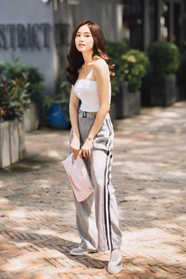 Phong cách thời trang đường phố của Lan Ngọc nàng cũng không kém phần gợi cảm, tuy nhiên không hề sến chút nào.