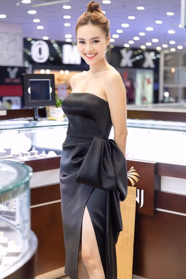 Thần thái của Ninh Dương Lan Ngọc cũng ngày càng sắc sảo.