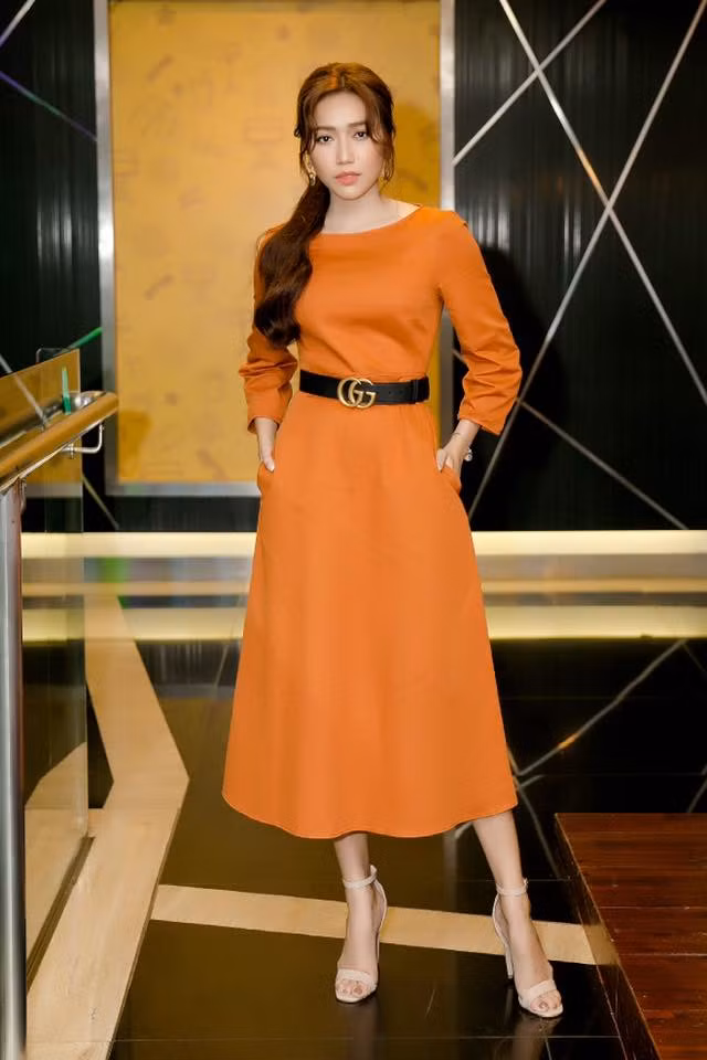 Quý cô Diệu Nhi sang chảnh mặc váy cam với điểm nhấn là dây đai đen. Ảnh: FBNV.