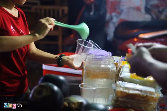 Nước thốt nốt: Không chỉ bánh thốt nốt mà tại chợ Đêm Phú Quốc còn rất nhiều món ăn làm từ thốt nốt. Phần nước chiết xuất từ thân cây thốt nốt có vị thanh, mát. Một ly có giá 10.000 đồng.