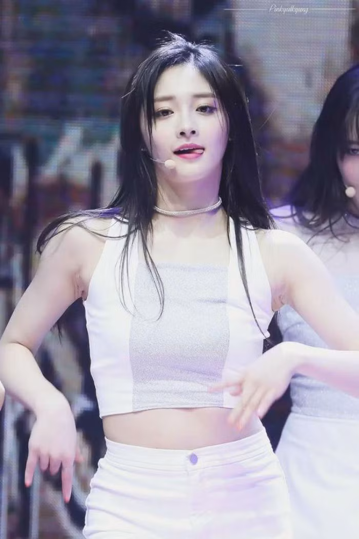 Dù ăn mặc không hở hang quá đà nhưng mỹ nhân 21 tuổi này luôn được đánh giá là sexy, gợi cảm.