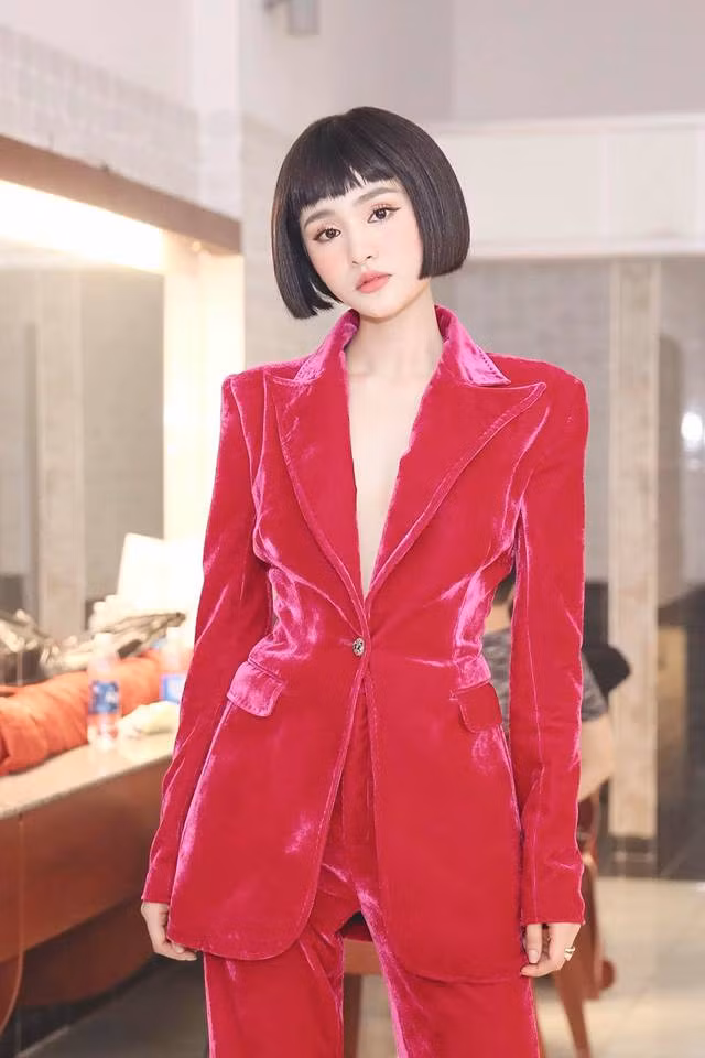 Nữ ca sĩ nổi bật và sang chảnh trong bộ vest đỏ nhung.