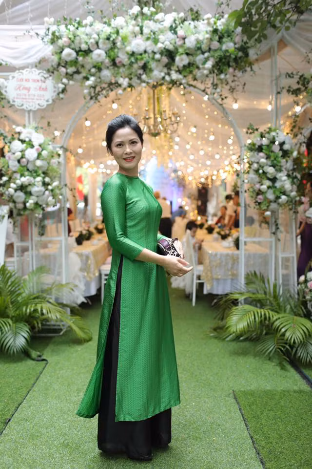 Nữ diễn viên mặc áo dài đẹp nền nã, thanh lịch đúng chất phụ nữ Hà Nội xưa.