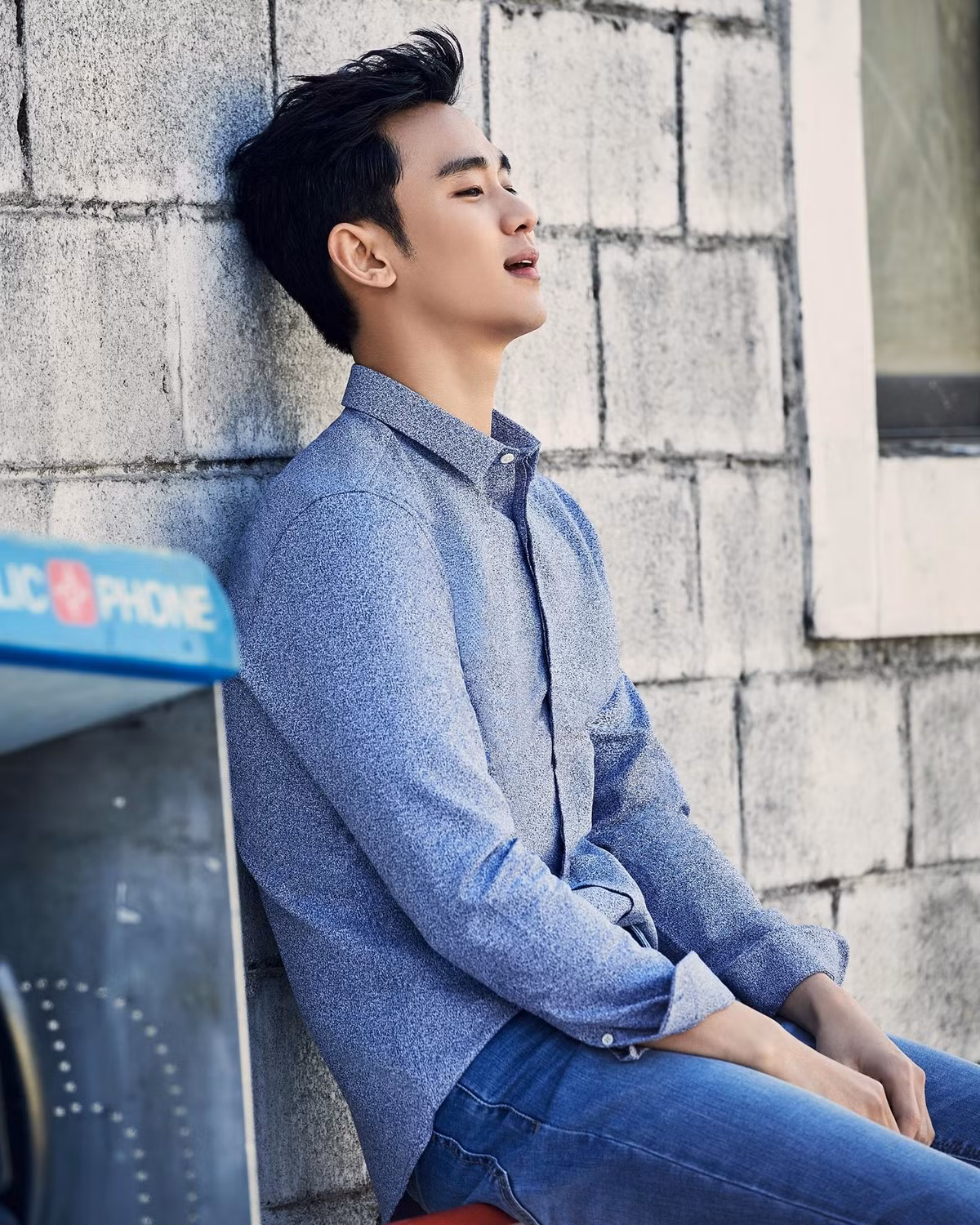 Nam diễn viên phối sơ mi với quần jeans trông cực kỳ cá tính.