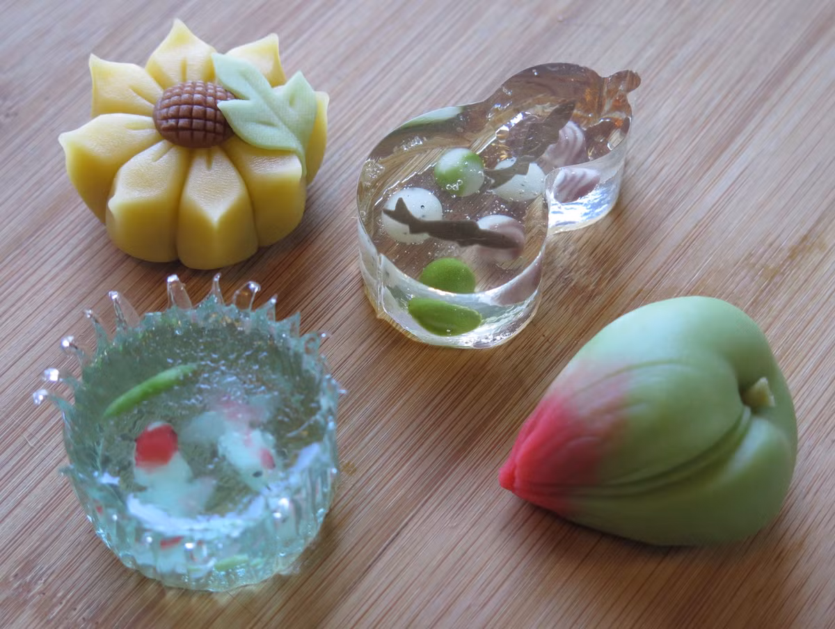 Bột bánh thường được nhuộm màu theo các mùa trong năm, hình dạng bánh đa dạng tương ứng với các hình ảnh thiên nhiên như hoa anh đào, lá phong, bông tuyết... 