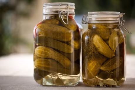 8. Pickle juice - Ba Lan: Pickle juice được chế biến từ giấm, nước muối, nước ép dưa chuột là món dã rượu tuyệt vời giúp cơ thể bù lại lượng nước mất đi do bia, rượu.