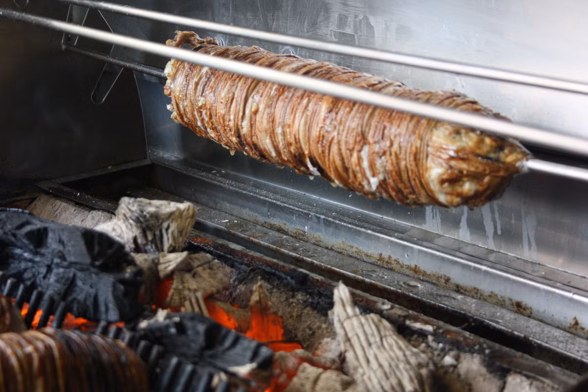 4. Kokoreç - Thổ Nhĩ Kì: Kokoreç nghe không truyền cảm hứng chút nào, song ai đã từng thử món sandwich Thổ Nhĩ Kì này mới hiểu vì sao nó lại được ưa chuộng đến thế trên đường phố Istabul. Một số nội tạng heo, dê được nhồi trong ruột rồi xiên và nướng vàng như là món thịt nướng của Doner Kebab. Phần nướng này dùng để làm nhân bánh sandwich.