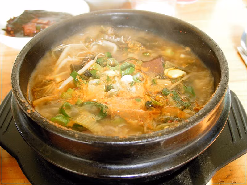 11. Haejangguk - Hàn Quốc: Haejangguk – dành cho những người không muốn bỏ lỡ cuộc vui nào nhất là vào những dịp hội hè ở Hàn Quốc. Nghe thành phần của món ăn giã rượu này có lẽ bạn sẽ thấy hơi “kì cục” bởi nó được chế từ tiết bò, xương lợn, rau củ và một loạt các gia vị.