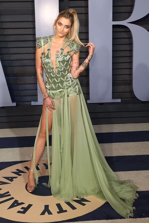 Xuất hiện trên thảm đỏ các lễ trao giải, Paris Jackson luôn thu hút sự chú ý của báo giới với cách ăn mặc cá tính.