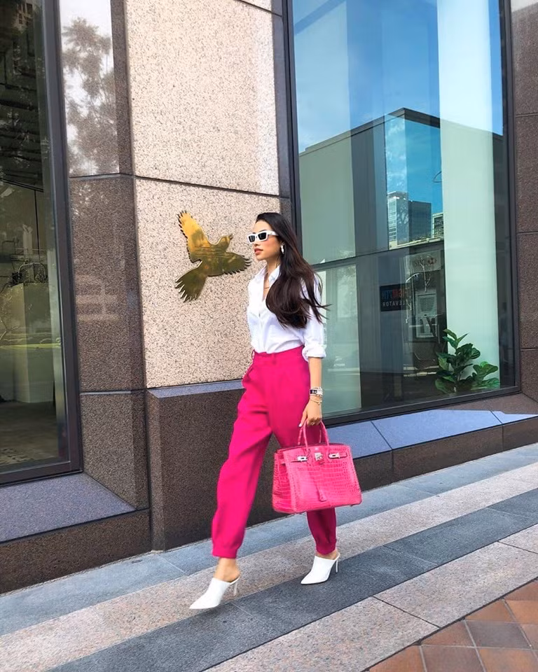Với vòng hai thon gọn, người đẹp cũng thường xuyên mặc áo sơ mi để "đóng thùng" trong quần âu.