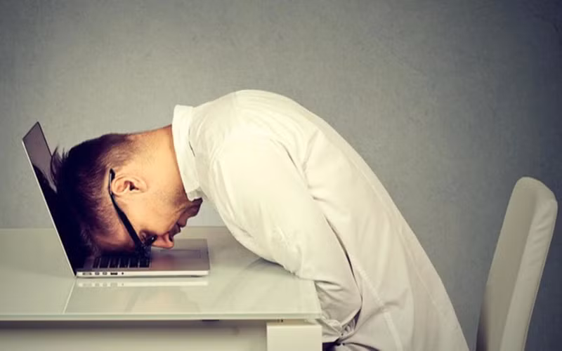 Mệt mỏi và kiệt sức thường được cho là dấu hiệu liên quan đến các vấn đề về gan. Khi gan không khỏe mạnh, việc loại bỏ các độc tố trong máu sẽ không được hiệu quả, gây mệt mỏi, suy nhược.