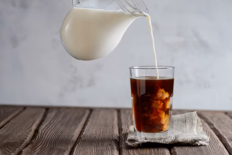 Uống một tách cà phê: Để giảm đau đầu, hãy lấy một cốc cà phê. Caffeine trong cà phê có chứa các tính chất gây co mạch, làm hẹp các mạch máu và hạn chế lưu lượng máu, giúp giảm đau đầu.