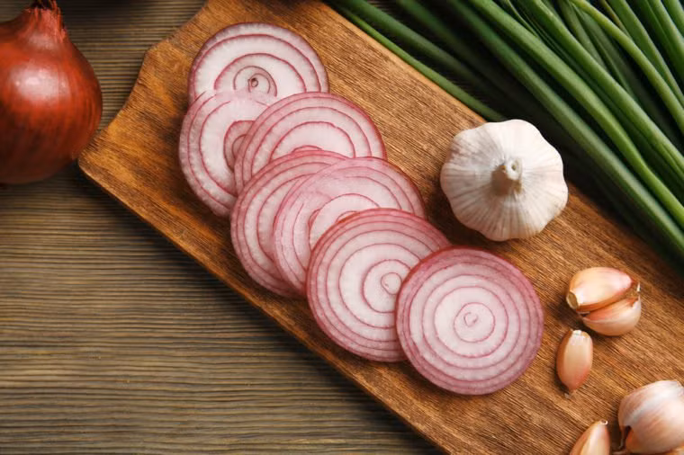 Ăn các món nấu với tỏi và hành tây: Tỏi và hành tây là phương thuốc tuyệt vời cho đau đầu. Cả hai đều là chất làm loãng máu, vì vậy chúng giúp giảm quá trình đông máu tiểu cầu liên quan đến việc gây ra chứng đau đầu.