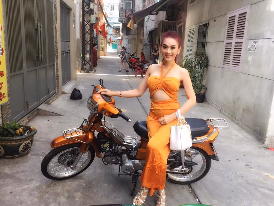 Lâm Khánh Chi còn tự tin diện bộ đồ màu cam cực gợi cảm khi về quê chồng ăn Tết 2019. Ảnh: FBNV.