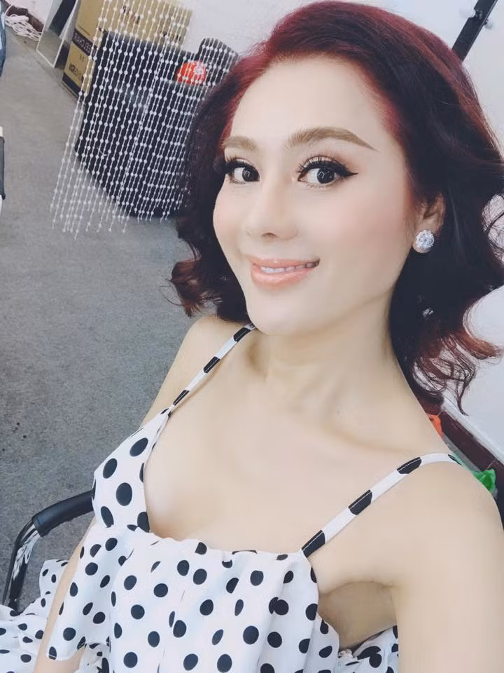Lâm Khánh Chi khéo khoe vòng một và bờ vai nõn nà nhờ váy hai dây.