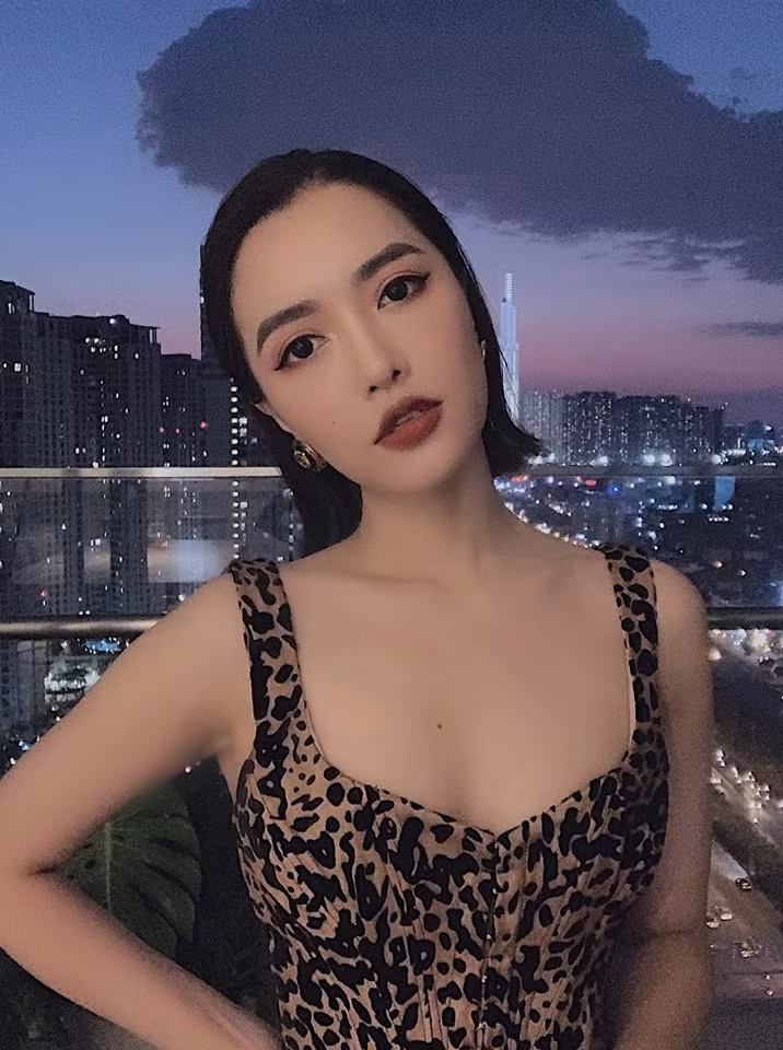 Cô nàng rất chăm diện những trang phục khoe vòng một lép nhưng vẫn gợi cảm.