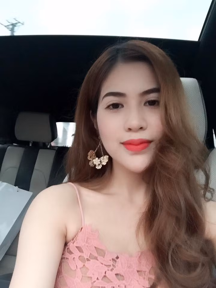 Váy ren hồng hai dây giúp người đẹp khoe làn da trắng nõn.