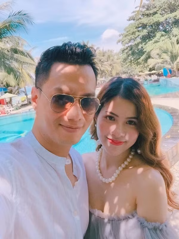 Trần Hương, sinh năm 1989, hiện đang kinh doanh mỹ phẩm ở Hà Nội. Tuy không tham gia vào nghệ thuật thế nhưng cô nàng sở hữu khuôn mặt xinh đẹp, vóc dáng nuột nà và gu thời trang gợi cảm.