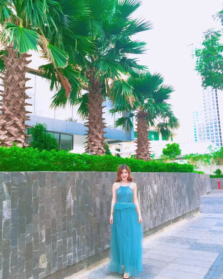 Sở hữu chiều cao 1m68 cùng thân hình chuẩn, người đẹp thường hay lựa chọn những set đồ ôm sát hoặc có độ hở cao để khoe ra vẻ đẹp hình thể.