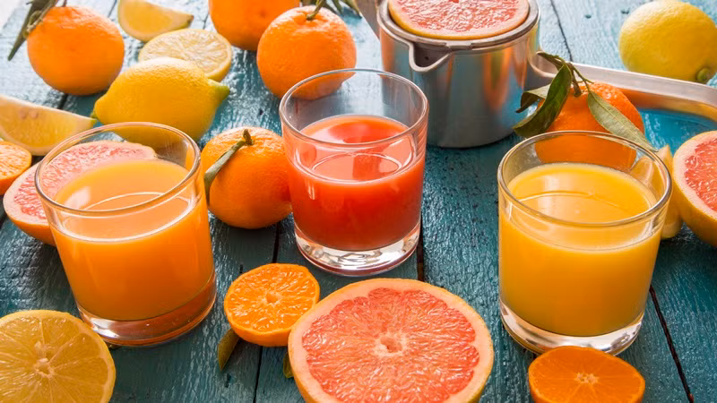 6. Cam Cam là loại trái cây nổi tiếng với hàm lượng vitamin C dồi dào, chất xơ, khoáng chất và chứa các hợp chất chống oxy hóa giúp cơ thể tràn đầy năng lượng, ngăn ngừa tình trạng mệt mỏi.