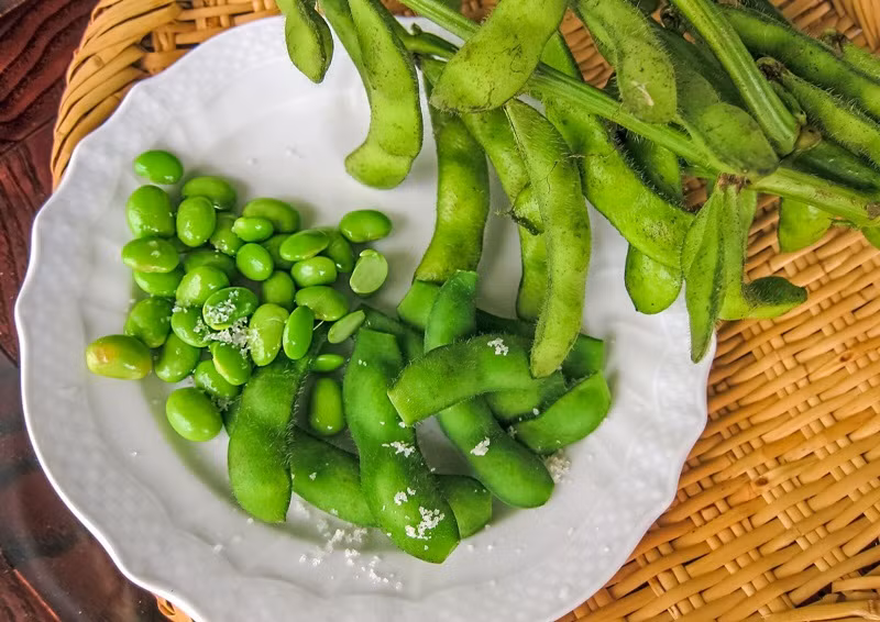 9. Đậu edamame Edamame (đậu nành nguyên trái, hay là đậu nành non, đôi khi được gọi là đậu nành loại thực vật) chứa đầy đủ protein, carbs, chất xơ, vitamin và khoáng chất bao gồm hàm lượng mangan và axit folic cao. Axit folic kết hợp với sắt sẽ sản sinh năng lượng và chống lại sự mệt mỏi, trong khi đó mangan giúp tạo ra năng lượng từ sự phân hủy của carbs và protein.