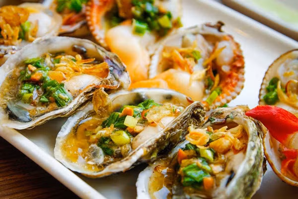 Hàu giàu chất kẽm, có tác dụng kiểm soát hóc môn "yêu" ở phụ nữ. Vi chất này cũng giúp cơ thể sản sinh testosterone, loại hóc môn đóng vai trò quan trọng trong duy trì khả năng "chuyện ấy" ở cả hai giới.