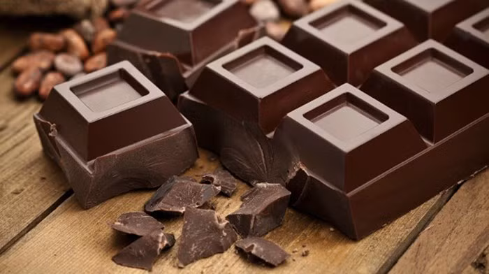 Chocolate đen: Không chỉ hợp khẩu vị chị em, chocolate đen còn là thực phẩm giàu phenylalanine, một chất hỗ trợ giải phóng endorphin, giúp chị em tăng ham muốn và nhận được nhiều khoái cảm cũng như sự thỏa mãn khi “yêu”.