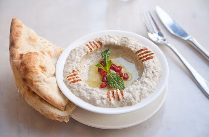 Moutabel là sự kết hợp của tahini, tỏi, nước cốt chanh, dầu ô liu và đặc biệt là sữa chua. Khi thưởng thức, thực khách dùng những miếng cà tím đã được nướng trên lửa thơm phức chấm với nước sốt moutabel để cảm nhận hương vị thơm ngon khó cưỡng.
