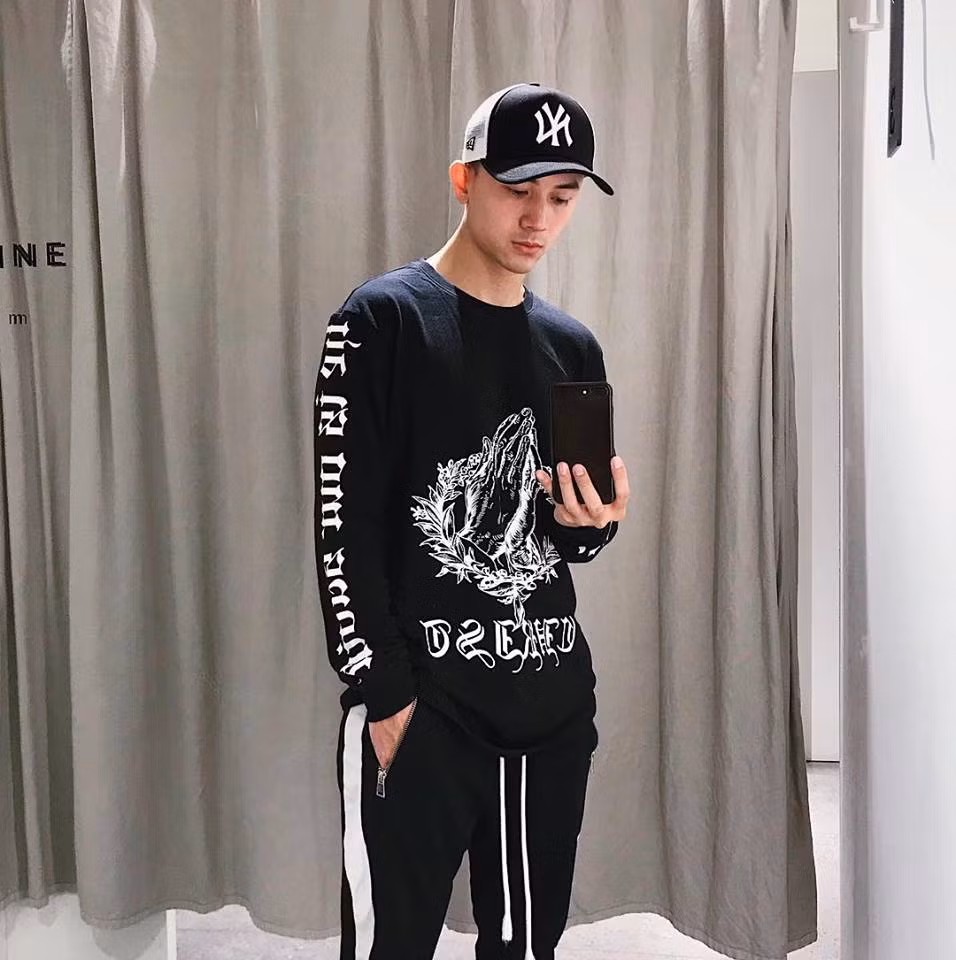 Anh diện những bộ đồ thể thao khá tôn dáng.