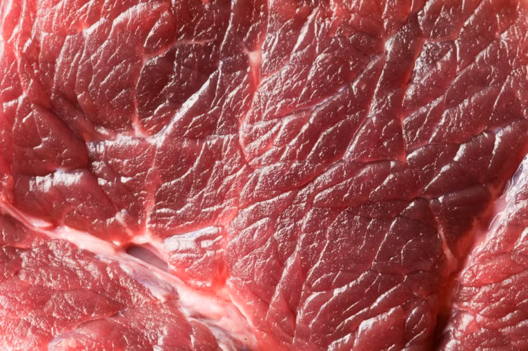 Thịt đỏ là một nguồn protein ngon có thể giúp xây dựng xương và cơ bắp khỏe mạnh. Tuy nhiên, một số nghiên cứu nói rằng ăn quá nhiều thịt đỏ, đặc biệt là cắt giảm nhiều chất béo bão hòa, có thể dẫn đến bệnh tim mạch, ung thư và tăng nguy cơ tử vong.