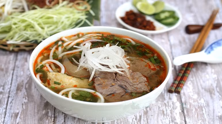 Bún bò Huế: Đây là đặc sản đầy tinh túy được nhiều du khách biết đến. Bún bò Huế mang một hương vị đặc trưng riêng mà không nơi nào có được, đó là vị ngọt thanh của gia vị cùng với mùi sả, ruốc, nước dùng, thịt luộc ăn kèm với rau thơm, chanh, tiêu, nước mắm…tạo nên sức hấp dẫn tới lạ lùng.