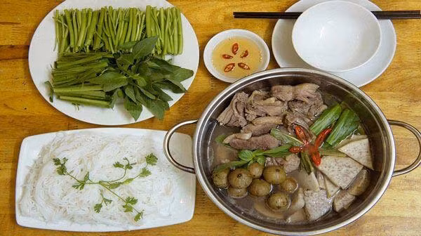 Vịt om sấu là món ăn vô cùng nổi tiếng, đứng đầu danh sách trong các món ngon từ sấu tươi. Món ăn này vô cùng thích hợp dùng trong các bữa cơm xum họp gia đình ngày cuối tuần.