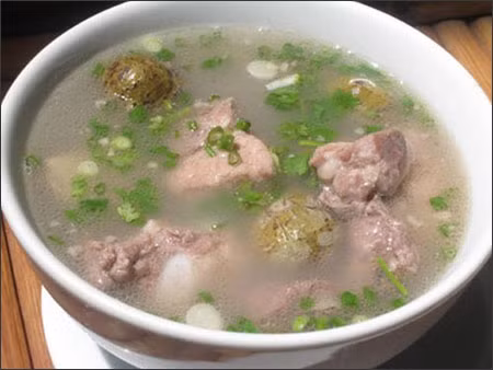 Thực hiện: Sườn lợn rửa sạch, chặt khúc. Sấu tươi bào vỏ, cà chua bi thái đôi. Hành tím thái lát, hành lá thái nhỏ. Ớt đỏ thái xéo. Phi thơm một nửa phần hành tím với dầu ăn, cho nước và sườn vào nấu đến khi chín mềm.