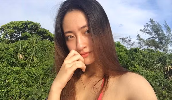 Thường ngày, Thùy Linh thường makeup rất nhẹ nhàng, gần như không trang điểm. Cô thường chỉ tô điểm một chút son môi để gương mặt tươi tắn hơn.