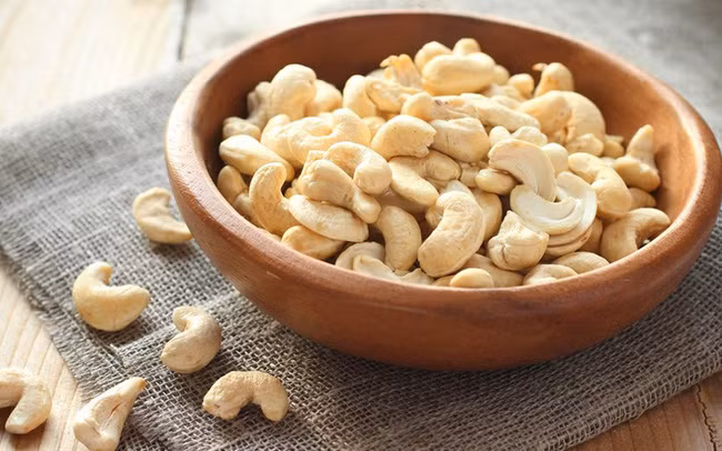 Hạt điều: Khoảng ½ bát hạt điều chứa khoảng 5 gram protein. Không chỉ cung cấp protein thực vật lành mạnh, hạt điều còn chứa 20% lượng magie, 12% lượng vitamin K2 cần thiết cho cơ thể.