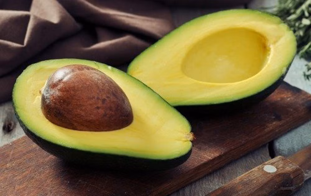 Quả bơ: Trung bình 1 quả bơ có chứa khoảng 2 gram protein. Trái cây này cũng kiểm soát cân nặng do sự hiện diện của chất béo không bão hòa giúp cân bằng lượng calo cao trong bơ nếu bạn không ăn quá nhiều.