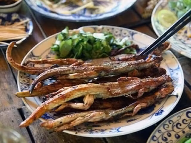 Dông cát nướng muối ớt: Một món đặc sản khác ở Bình Thuận mà bạn không thể không thử là dông cát nướng muối ớt. Thịt dông được làm sạch, để ráo nước rồi tẩm ướp gia vị cho vừa miệng và được nướng trên than hồng. Thịt dông khi vừa chín tới sẽ săn mềm, ngọt thịt, mùi vị đậm đà làm xao xuyến vị giác của thực khách.