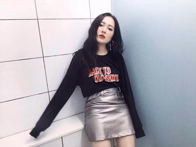 Dù chỉ cao 1m53 nhưng cô rất biết cách diện đồ ngắn khoe đùi thon nõn nà.