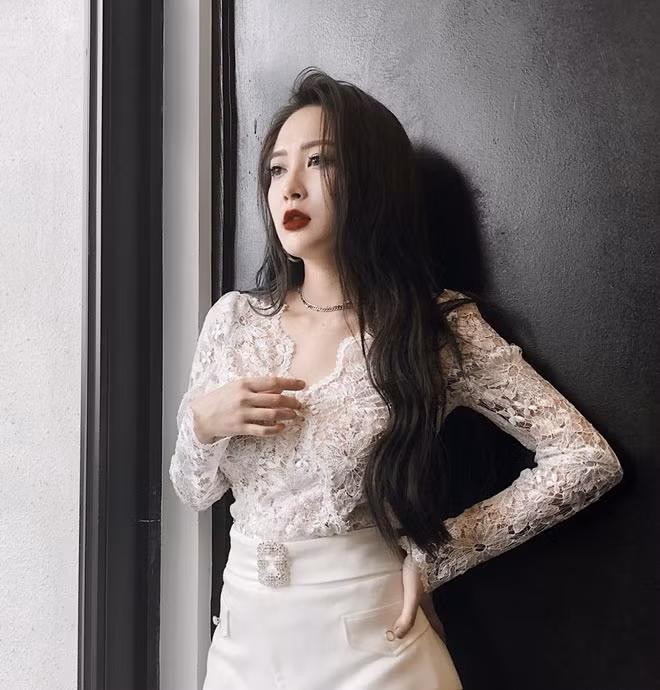 Cô diện đồ trắng rất tinh tế và nữ tính.