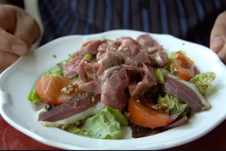 5. Salad nội tạng: Gésiers hay còn gọi là món giblets được làm từ các bộ phận nội tạng của gà, gà tây, vịt và ngỗng. Chúng cũng có thể bao gồm cả phần thịt, da ở đầu, cổ, cánh gia cầm. Những món này thường xuất hiện trên thực đơn dưới dạng các món salad, cùng với cà chua, xà lách, phô mai dê và giấm.
