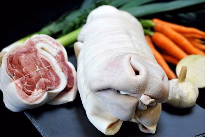 10. Mui bò hay mũi bò sau khi được cạo lông và làm sạch sẽ, người ta sẽ luộc chín và ăn kèm với nước sốt Gribiche, được làm từ lòng đỏ trứng trộn với mù tạt và dầu hạt cải. Khi chưa chế biến, ai nhìn vào món này cũng thấy “kinh hãi”. Ảnh: TS.