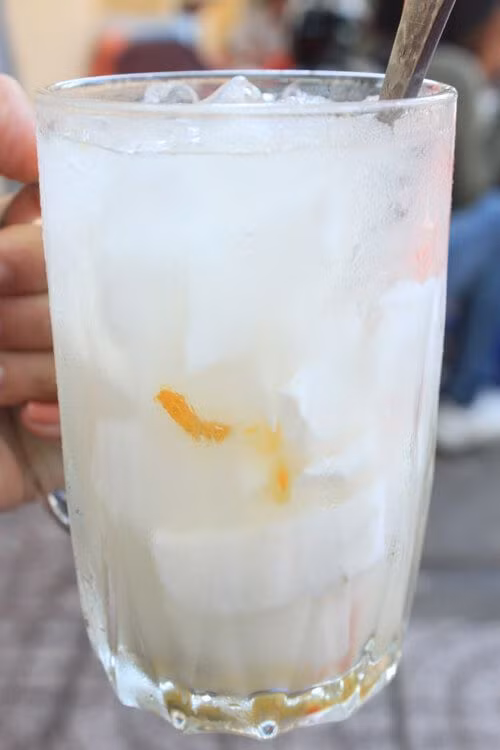 Trong những ngày hè oi nóng, cơm dừa được chế biến thành món giải khát đầy hấp dẫn. Đơn giản thì tách lấy gần chục cùi dừa pha cùng nước đường, bỏ vài viên đá, nếu thích thì thêm cùi thốt nốt giòn sừn sựt, thanh mát là bạn đã có ly nước giải khát mát lạnh, ngọt lịm giải nhiệt mùa hè.