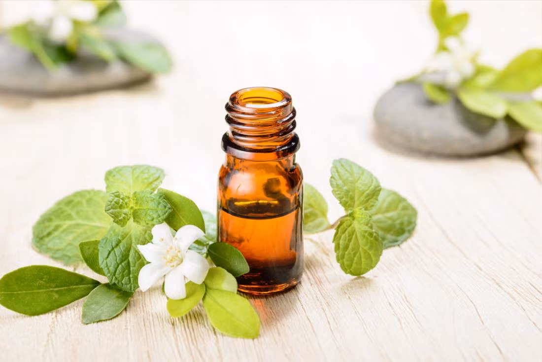 Hít tinh dầu để thoát khỏi đau đầu: Thêm một vài giọt tinh dầu vào khăn giấy và hít mùi thơm, thêm một vài giọt vào bồn tắm hoặc bôi một ít dầu lên thái dương hoặc trán.