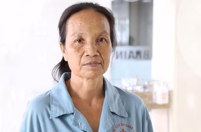 Đang xem tivi, người phụ nữ bất ngờ đột quỵ não, liệt nửa người Dang xem tivi, nguoi phu nu bat ngo dot quy nao, liet nua nguoi