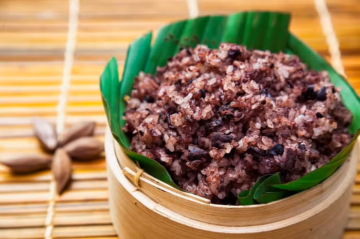 Cách làm xôi trám đen cũng không quá cầu kỳ. Trám tươi cho vào nồi đổ ngập quá nửa nước, đun nhỏ lửa. Đảo đều trám trong nồi cho đến khi nước nóng già, tắt bếp để ủ. Trám chín từ từ, tinh dầu trám tan vào nước, trám sẽ bở và có mùi thơm rất dễ chịu. Lúc này có thể ăn trám và chế biến trám.