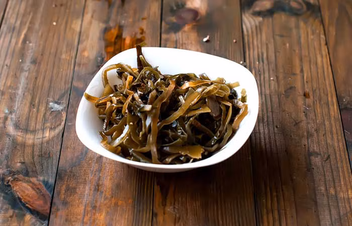 Tảo bẹ có hàm lượng i-ốt cao, giúp ổn định các chức năng tuyên giáp, từ đó giúp ngăn rụng tóc và kích thích tóc mọc lại chắc khỏe. Tảo bẹ cũng chứa các vitamin và khoáng chất thiết yếu giúp nuôi dưỡng và làm chắc khỏe mái tóc, bảo vệ tóc trước tác hại của các tia UV có hại.